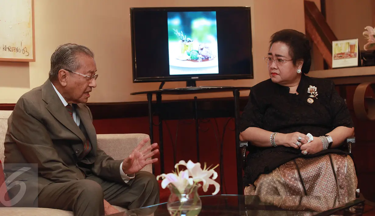 Pendiri Yayasan Pendidikan Soekarno (YPS) Rachmawati Soekarnoputri berbincang bersama Mantan PM Malaysia Mahathir Mohamad (kiri) pada acara Penganugerahan Tanda Kehormatan Star of Soekarno di Jakarta, Minggu (27/9). (Liputan6.com/Herman Zakharia)