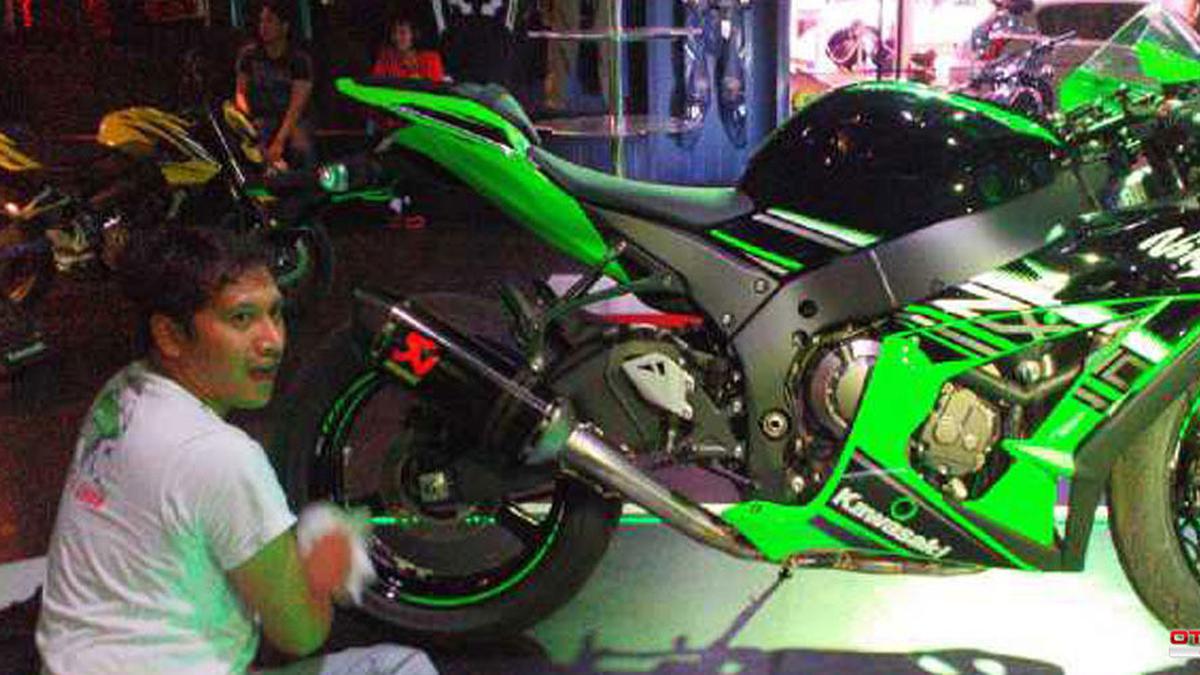 Мотоциклистка на h2r Kawasaki смотровая МГУ