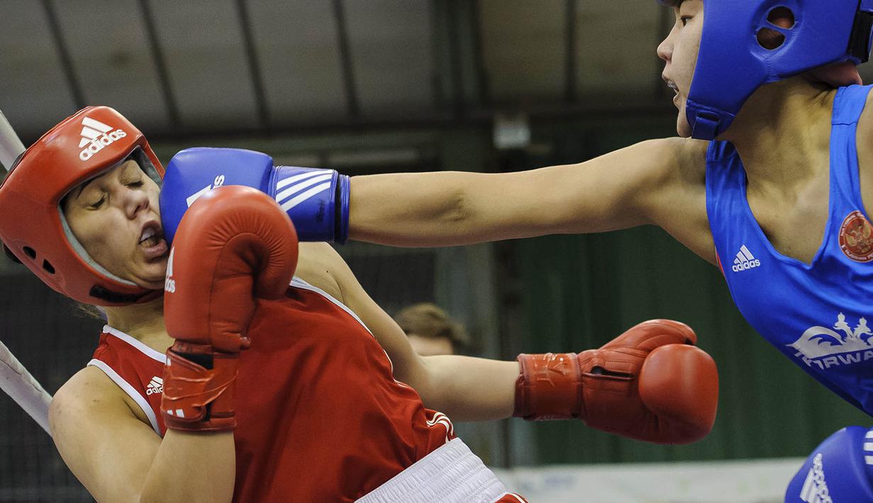 Petinju Rusia, Darima Sandakova, memukul lawannya petinju Hungaria, Szimonetta Pallas (merah), pada babak kualifikasi kelas 69 kilogram Bocskai Istvan International Memorial Boxing Turnamen ke-61. (EPA/Zsolt Czegledi)