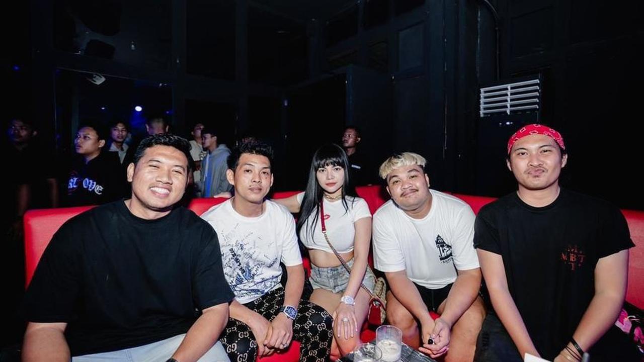 Deretan Foto-foto Kedekatan Dinar Candy dengan Anak-anak Ko Apex yang Jadi Sorotan
