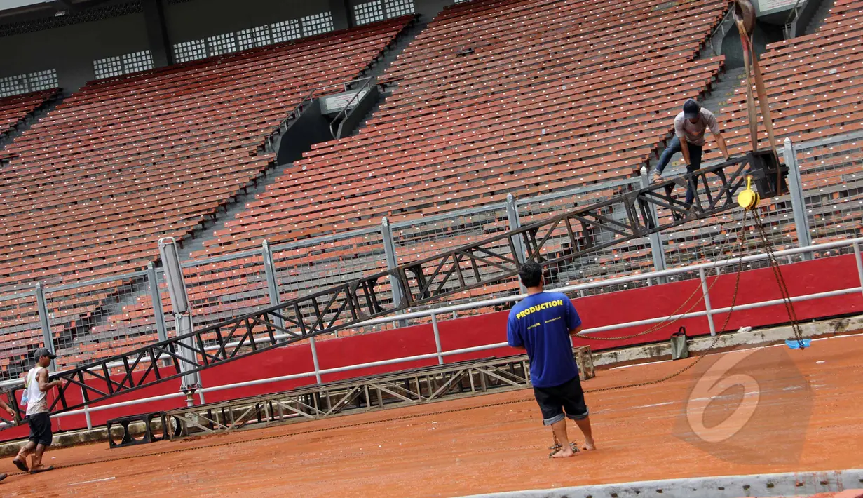 Pekerja terlihat membongkar panggung usai konser One Direction di Stadion Utama Gelora Bung Karno (SUGBK) Jakarta, Kamis (26/3/2015). Selepas konser One Direction, (25/3), lapangan SUGBK dipersiapkan untuk Pra-Piala Asia U-23. (Liputan6.com/Helmi Afandi)