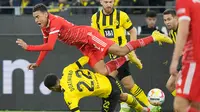 Laga bertajuk Der Klassiker antara Borussia Dortmund dan Bayern Munchen pada pekan ke-9 Bundesliga 2022/23 berakhir imbang 2-2. Laga berjalan ketat sejak awal babak pertama dan saling jual beli serangan. (AP Photo/Martin Meissner)