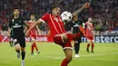 Aksi pemain Bayern, Corentin Tolisso melakukan kontrol bola saat melawan Real Madrid pada leg pertama semfinal Liga Champions di Allianz Arena, Munich, (25/4/2018). Real Madrid menang 2-1. (AP/Matthias Schrader)