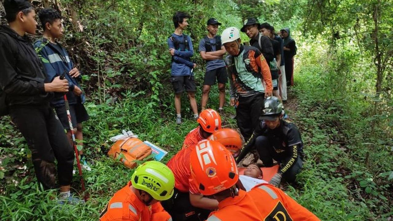 Terpeleset Saat Turun, BPBD Evakuasi Pendaki Bukit Klotok dengan Tangan Dislokasi