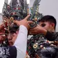 Dynand Fariz bersiap tampil di Jember Fashion Carnaval 2018. (dok. Kementerian Pariwisata/Dinny Mutiah)