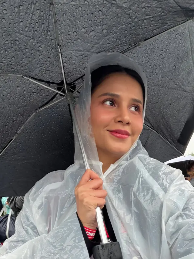 Hujan Deras Tak Halangi Yunita Siregar Nonton Konser BTS di Korea, Intip Gayanya Simpel tapi Tetap Chic