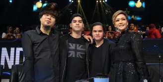 Ahmad Dhani dan Maia Estianty acara Grand Final Indonesian Idol X, Senin (24/2/2020) malam. (Adrian Putra/Fimela.com)