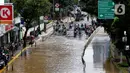 Kondisi banjir yang menggenangi sebagian ruas Jalan Warung Buncit Raya, Jakarta, Sabtu (20/2/2021). Hujan yang mengguyur Jakarta sejak Jumat (19/2) membuat arus lalu lintas sejumlah jalan di Jakarta lumpuh akibat terendam banjir. (Liputan6.com/Helmi Fithriansyah)