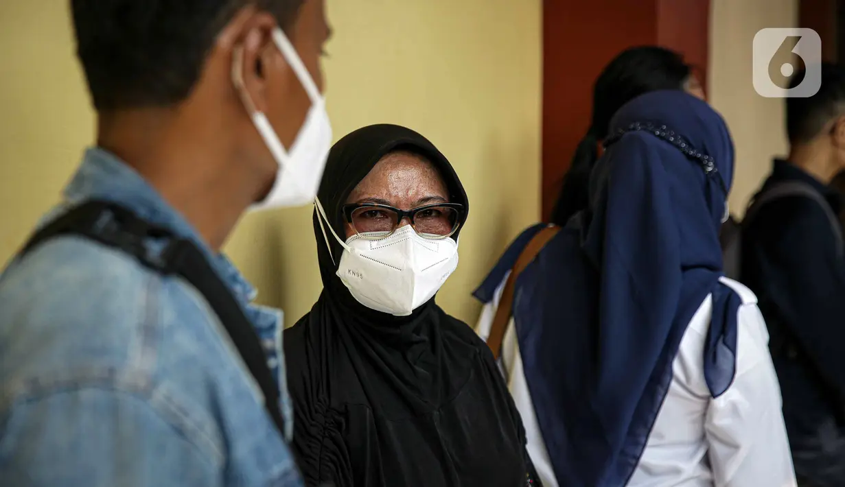 Sejumlah keluarga korban kebakaran Lapas Kelas I Tangerang mendatangi RS Polri Kramat Jati di Jakarta, Rabu (8/9/2021). Keluarga korban kebakaran Lapas Kelas I Tangerang mendatangi Posko Ante Mortem untuk melaporkan kehilangan anggota keluarga mereka. (Liputan6.com/Faizal Fanani)