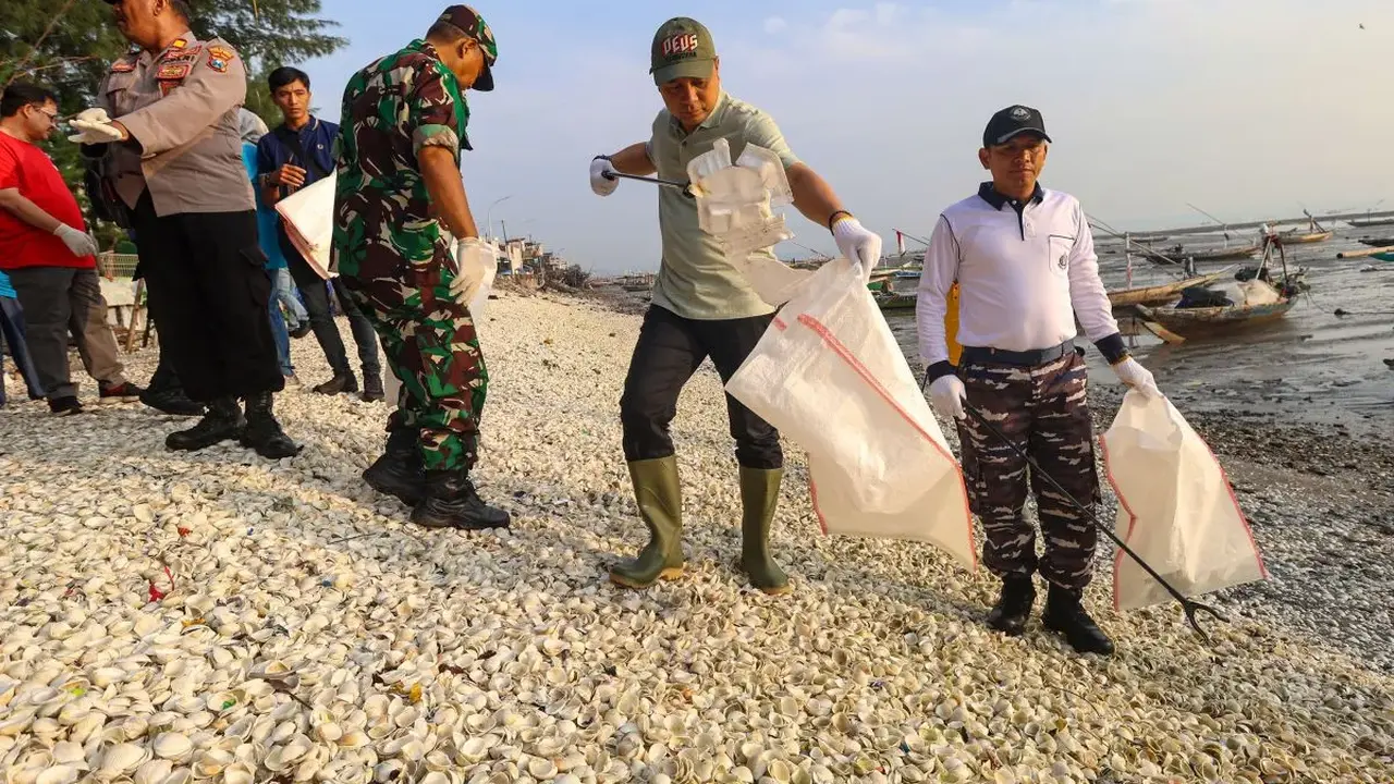 Aksi Bersih Pantai di Surabaya dalam Peringatan HPSN 2026