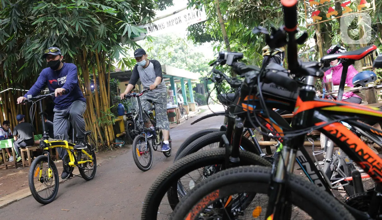 Warga bersepeda di perkampungan di Parigi, Tangerang Selatan, Minggu (24/10/2021). Beresepeda memasukin perkampungan dengan nuansa alam banyak di manfaatkan masyarakat untuk mencari suasana yang asri dan jauh dari keramaian kota. (Liputan6.com/Angga Yuniar)
