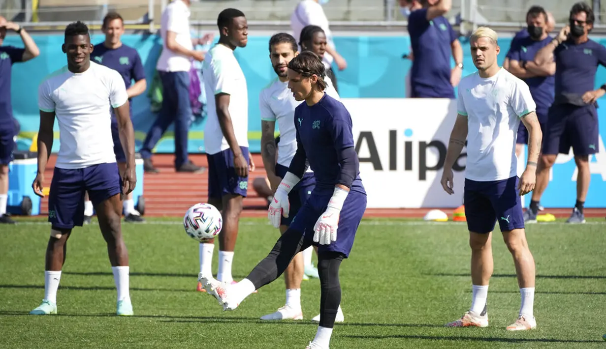 Para pemain Swiss menghadiri sesi latihan di Stadion Petrovsky, St. Petersburg, Rusia, Kamis (1/7/2021). Swiss akan menghadapi Spanyol pada pertandingan perempat final Euro 2020. (AP Photo/Dmitri Lovetsky)