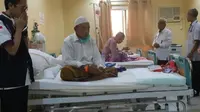 Para kiai memberikan dukungan bagi jemaah calon haji asal Indonesia yang sedang sakit. (MCH Indonesia)