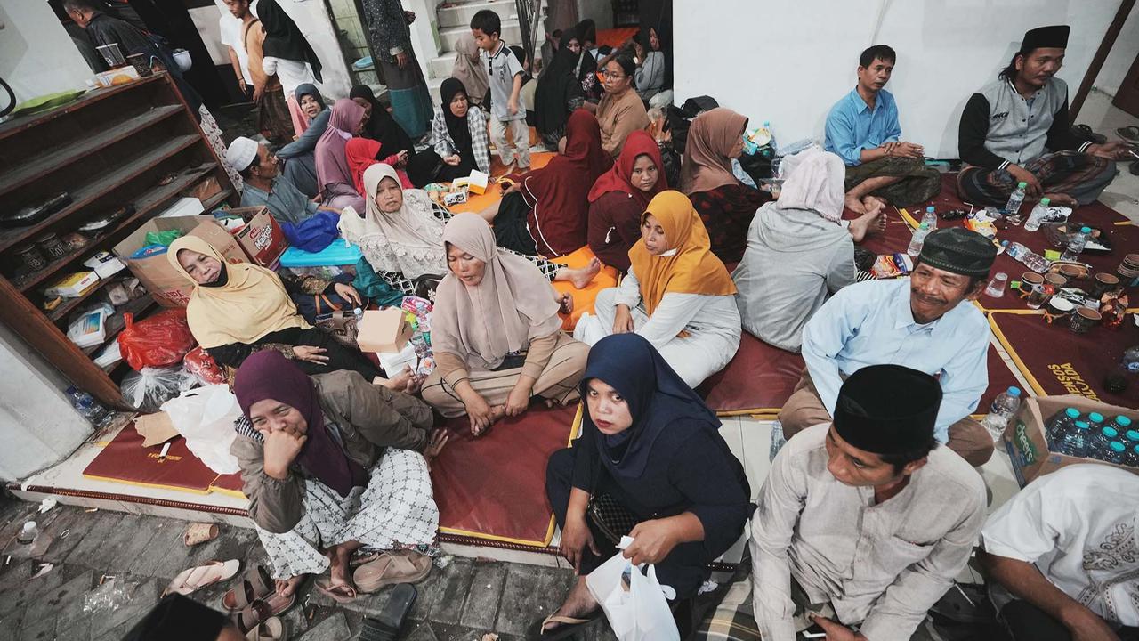 FOTO: Harap dan Cemas, Keluarga Santri Setia Menunggu di Lokasi Musala Ambruk