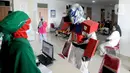 Dokter Rollando Erric Manibuy SpOT mengenakan alat pelindung diri (APD) ala transformer saat berada di RS Vania, Bogor, Jawa Barat, Jumat (22/5/2020). Penggunaan APD unik sejak merebaknya COVID-19 tersebut agar pasien tetap optimis meski sedang dalam pandemi. (merdeka.com/Arie Basuki)