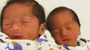 "Jagoan-jagoan papa nih," tulis suami Kadek di keterangan foto yang diunggah pada Rabu (25/4/2018) dua bayi kembar berjenis kelamin laki-laki. (Instagram/dewayoga_07)