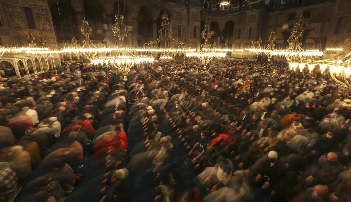 Umat Muslim melakukan sholat tarawih menjelang hari pertama bulan suci Ramadhan di Turki, di Masjid Hagia Sophia di Istanbul, Jumat (1/4/2022). Masjid Agung Hagia Sophia mengadakan sholat tarawih pertama kali dalam 88 tahun. (AP Photo/Emrah Gurel)