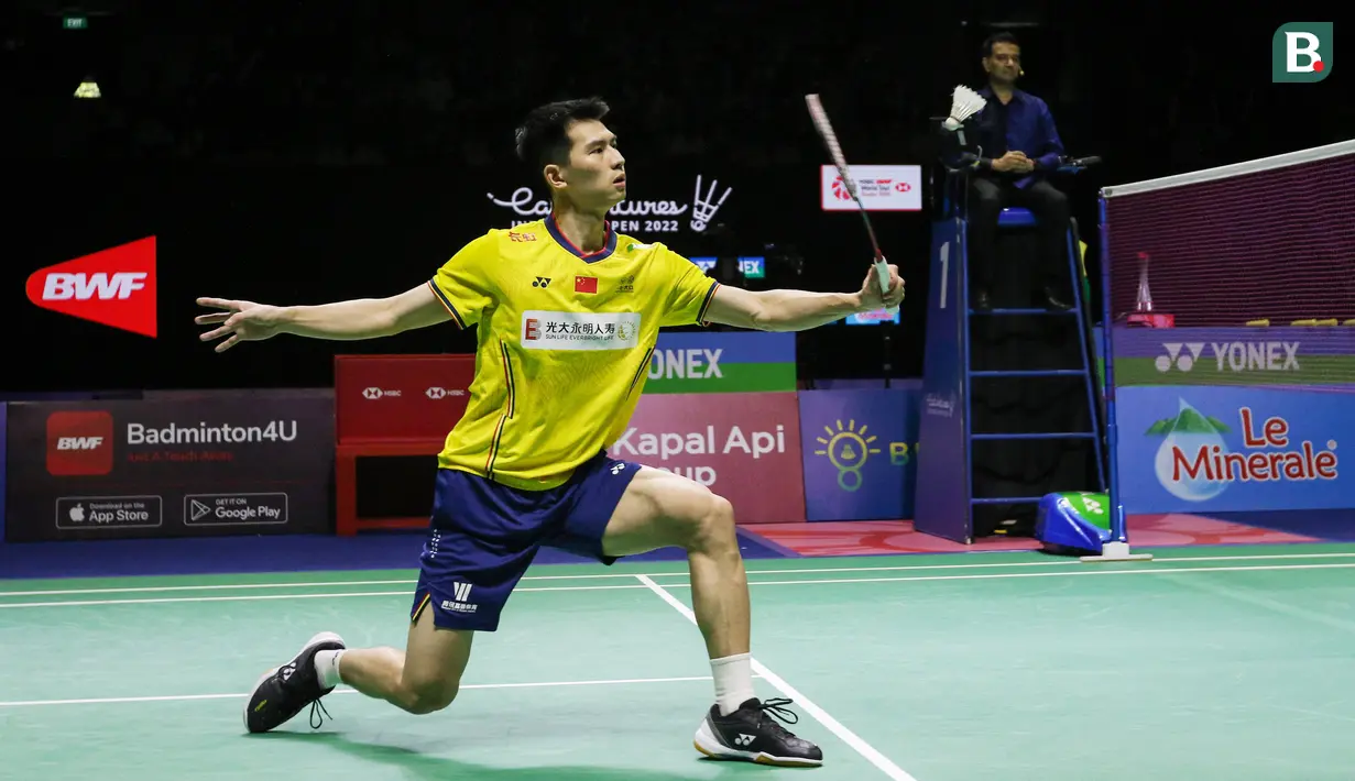 Pebulu tangkis tunggal putra China, Zhao Jun Peng saat bertanding melawan pebulu tangkis tunggal putra Denmark, Viktor Axelsen pada babak final Indonesia Open 2022 di Istora Senayan, Jakarta, Minggu (19/06/2022). (Bola.com/Bagaskara Lazuardi)
