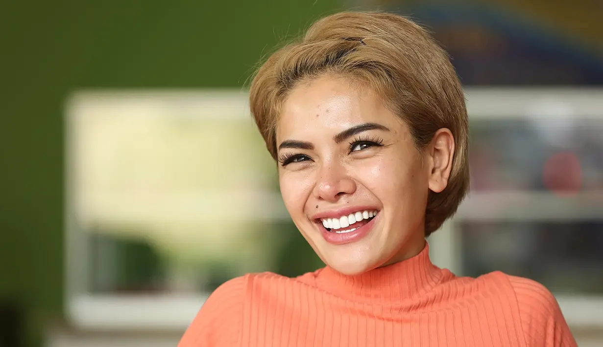 Ibu dua anak yang biasa bicara ceplas-ceplos itu juga tak segan bicara kalimat pedas. Nikita menilai Mulan tidak sadar telah merebut suami teman duetnya.  "Dia ga sadar dia ngrebut laki orang," ungkap Nikita. (Bambang E Ros/Bintang.com)