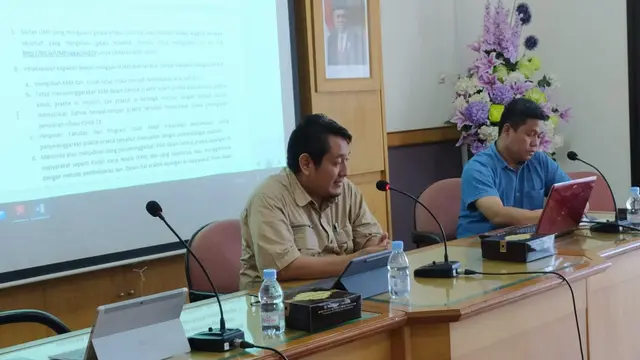 Rapat Pimpinan Mendesak terkait Kewaspadaan dan Pencegahan Penyebaran Infeksi Covid-19 di Lingkungan Universitas Muhammadiyah Purwokerto. (Foto: Liputan6.com/UMP/Galoeh Widura)
