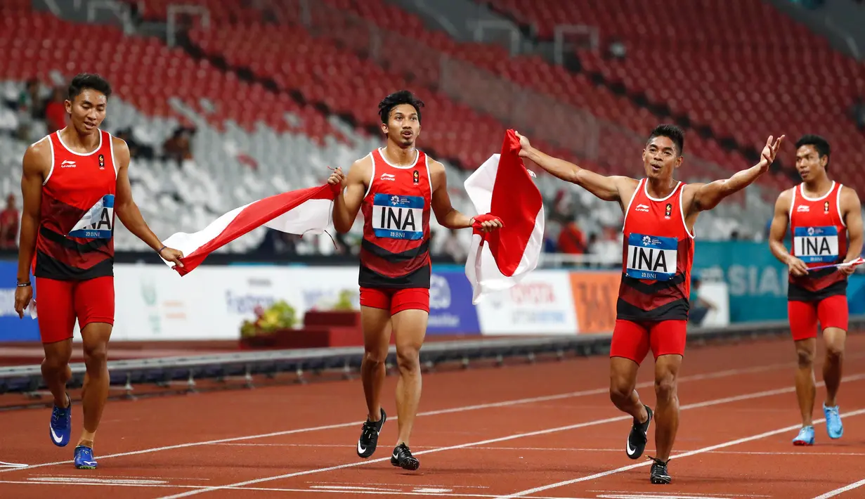 Lalu Muhammad Zohri (kanan) bersama Fadlin, Eko Rimbawan, dan Bayu Kertanegara melakukan selebrasi usai meraih perak dalam final lari 4x100 meter cabang olahraga atletik Asian Games 2018 di Jakarta, Kamis (30/8). (AP Photo/Bernat Armangue)