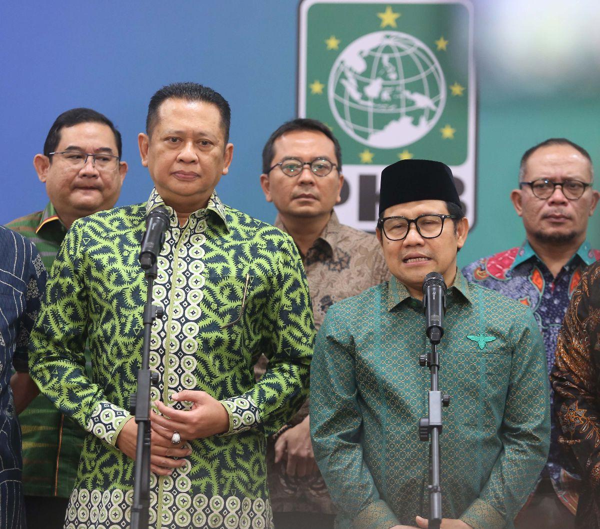 Ketua Majelis Permusyawaratan Rakyat (MPR) RI Bambang Soesatyo (kiri) dan&nbsp;Ketua Umum Partai Kebangkitan Bangsa (PKB) Muhaimin Iskandar (kanan) memberikan keterangan seusai pertemuan di Kantor DPP PKB, Jakarta Pusat, Sabtu (8/6/2024). Pertemuan yang d
