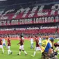 Suporter membentuk tulisan AC milan raksasa saat pertandingan antara AC Milan melawan CSU Craiova pada laga kualifikasi Liga Europa di Stadion San Siro, Milan, Jumat (4/8/2017). AC Milan menang 2-0 atas CSU Craiova. (AP/Daniel Dal Zennaro)
