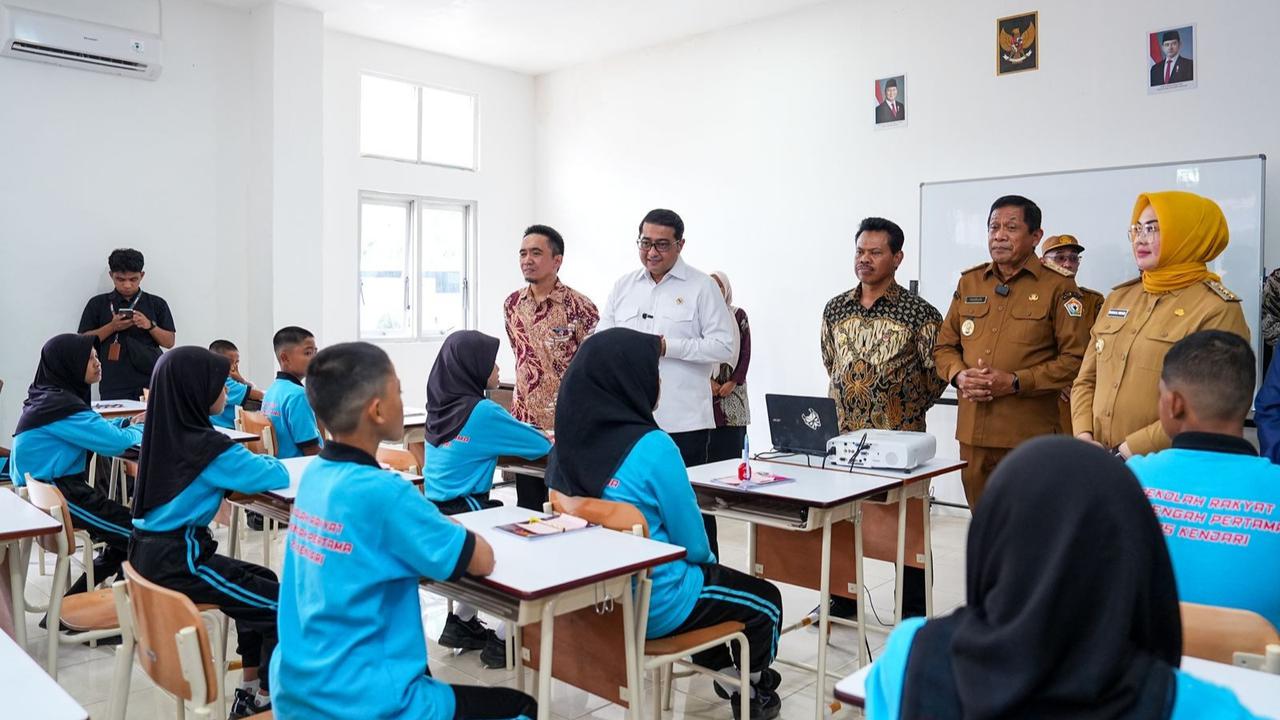 Menteri Ekraf) Teuku Riefky Harsya meninjau langsung Sekolah Rakyat Menengah Pertama (SRMP) di Kendari, Sulawesi Tenggara