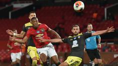 Striker Manchester United, Anthony Martial, berebut bola dengan pemain Southampton pada laga lanjutan Premier League pekan ke-35 di Stadion Old Trafford, Selasa (14/7/2020) dini hari WIB. Manchester United bermain imbang 2-2 atas Southampton. (AFP/Peter Powel/pool)
