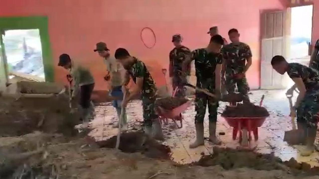 Warga dan TNI Bangun Masjid Darurat di Tetingi Aceh, Wujud Solidaritas Pasca-Bencana
