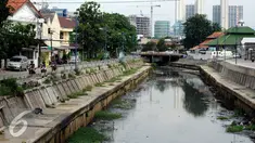 Kondisi aliran sungai yang melintasi kawasan Raden Saleh, Jakarta, Selasa (16/2/2016). Kondisi air terlihat kotor dan berbau serta terlihat banyak tumpukan sampah. (Liputan6.com/Helmi Fithriansyah)