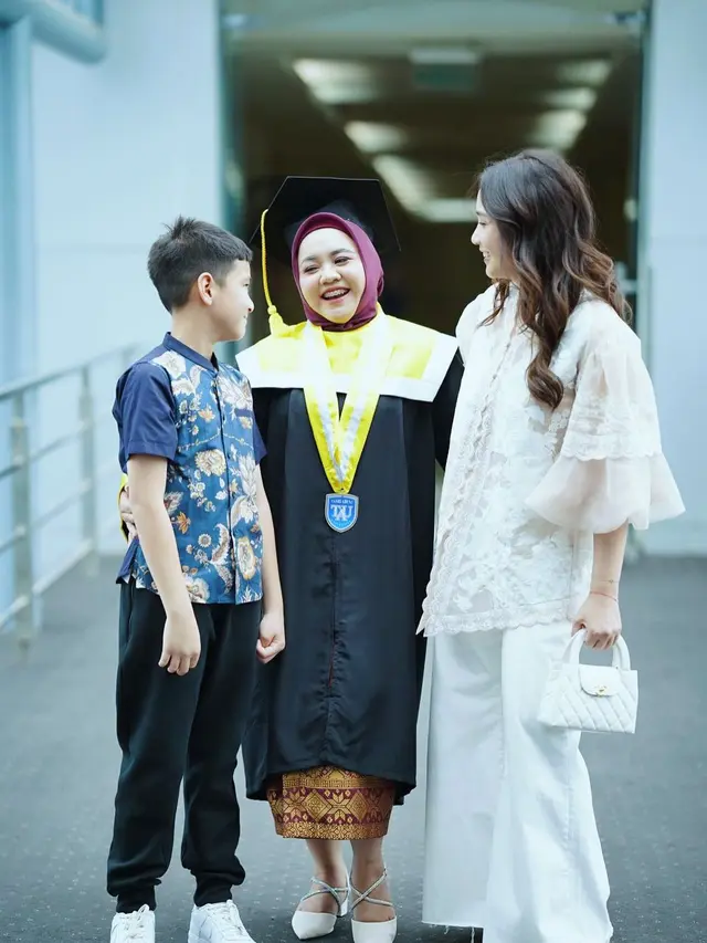 Mbak Lala Wisuda S1