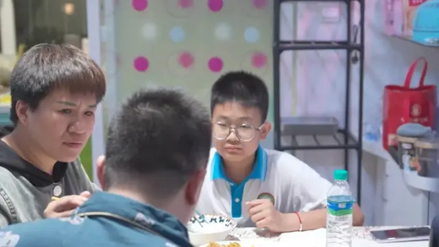 Potret Ku Xuehui bersama Sun Lei dan buah hati mereka Ku Bozun. (Dok. Douyin via SCMP)