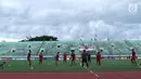 Pemain Persija saat latihan jelang melakoni laga kedua semifinal Piala Presiden 2018 melawan PSMS di Stadion Manahan Solo, Jawa Tengah, Minggu (11/2). Laga akan digelar Senin (12/2). (Liputan6.com/Helmi Fithriansyah)