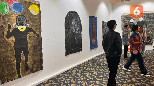 Pengunjung berada di pameran seni ArtMoments Jakarta 2024 tampak sedang mengamati sebuah karya. (Dok: Liputan6.com/dyah)