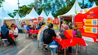 Pengunjung memadati festival kuliner Fast, Feast, Festive dari Ayomakan pada 5-16 April 2023 di Pulau Satu, Senayan Park Mall. Lebih dari 30 tenant kuliner dengan menu lokal dan mancanegara berpartisipasi di acara ini. (Ist)