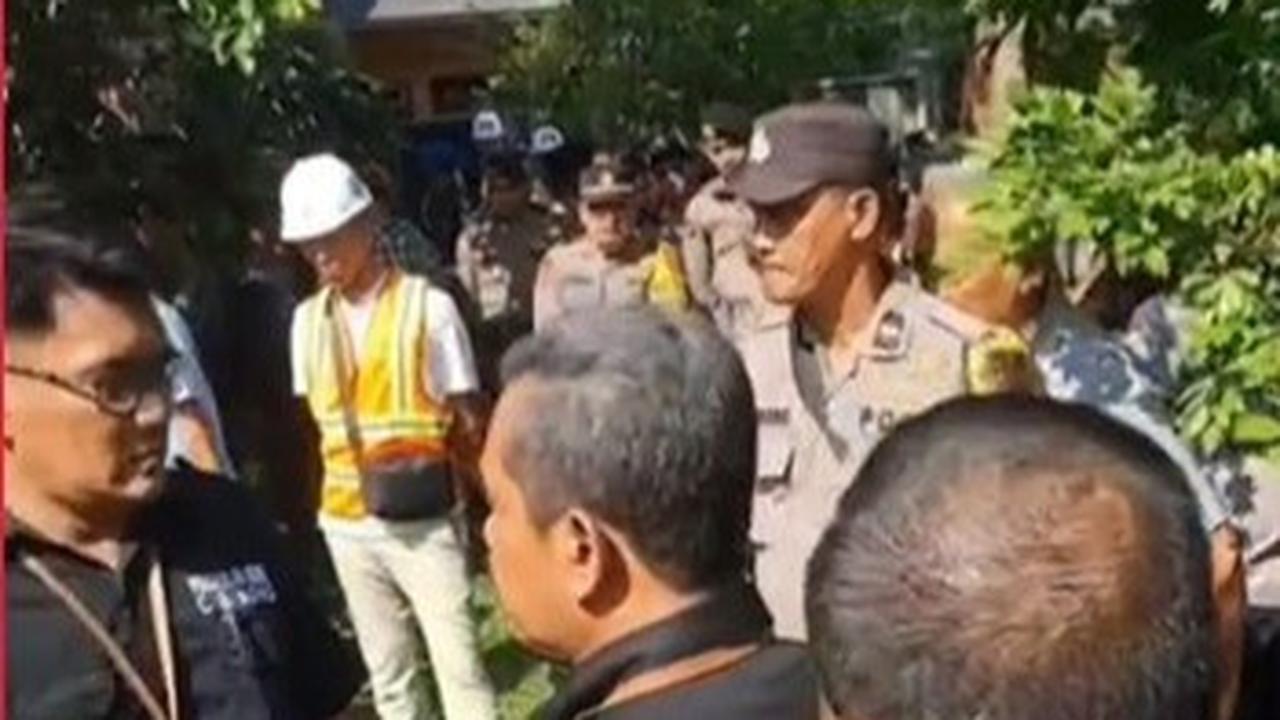 Detik-Detik Pembongkaran Paksa Rumah Atalarik Syach, Suasana Panas dan Tegang Dikepung Puluhan Aparat