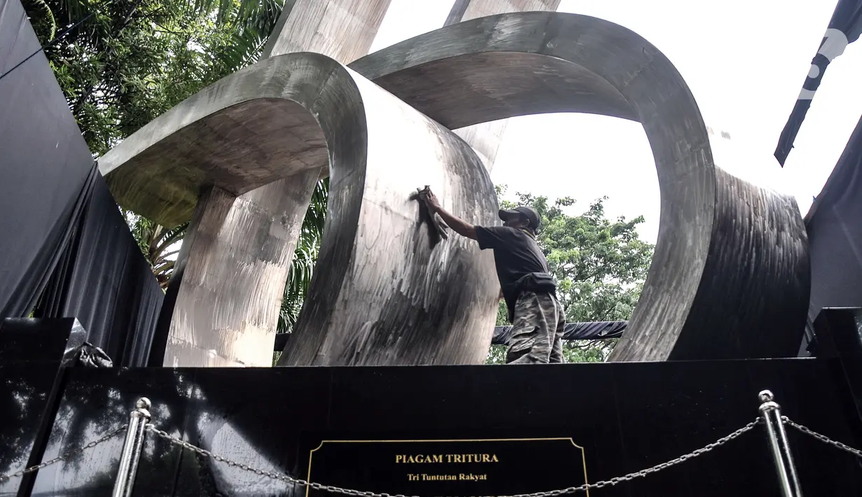 Pekerja membersihkan Monumen Tritura 66 atau juga dikenal dengan Tugu 66 yang akan segera diresmikan di Taman Menteng, Jakarta Pusat, Rabu (21/9/2022). Pemerintah Provinsi DKI Jakarta merelokasi monumen tersebut dari Jalan HR Rasuna Said karena terkena proyek LRT Jabodebek sekaligus memperingati 56 tahun Peristiwa Tritura. (merdeka.com/Iqbal S. Nugroho)