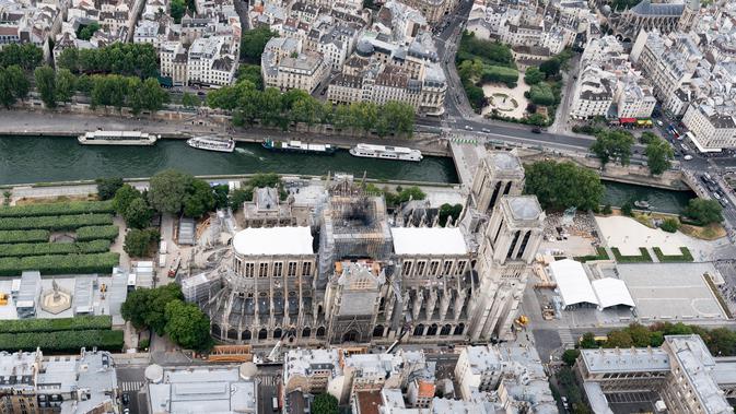Katedral Notre Dame sedang menjalani restorasi setelah rusak parah akibat kebakaran hebat, Paris, Prancis, Minggu (14/7/2019). Perawatan juga disediakan untuk benda-benda yang berada di dalam bangunan tersebut. (Kenzo TRIBOUILLARD/AFP)