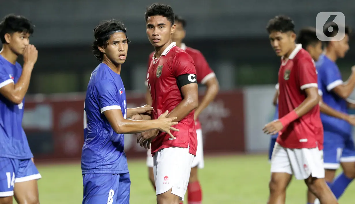 Kapten Timnas Indonesia U-19, Muhammad Ferrari (tengah) saat melawan Filipina U-19 pada lanjutan penyisihan grup A Piala AFF U-19 2022 di Stadion Patriot Candrabhaga, Bekasi, Jawa Barat, Jumat (8/7/2022). Laga berakhir dengan keunggulan Timnas Indonesia U-19 dengan skor 5-1. (Liputan6.com/Helmi Fithriansyah)