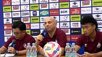 Pelatih PSM Makassar, Bernardo Tavares (tengah), dalam sesi jumpa pers jelang duel kontra PSS Sleman&nbsp;pada laga pekan ke-31 BRI Liga 1 2024/2025. Duel PSM versus PSS akan berlangsung di&nbsp;Stadion Maguwoharjo, Kabupaten Sleman, Sabtu (3/5/2025). (Bola.com/Ana Dewi)