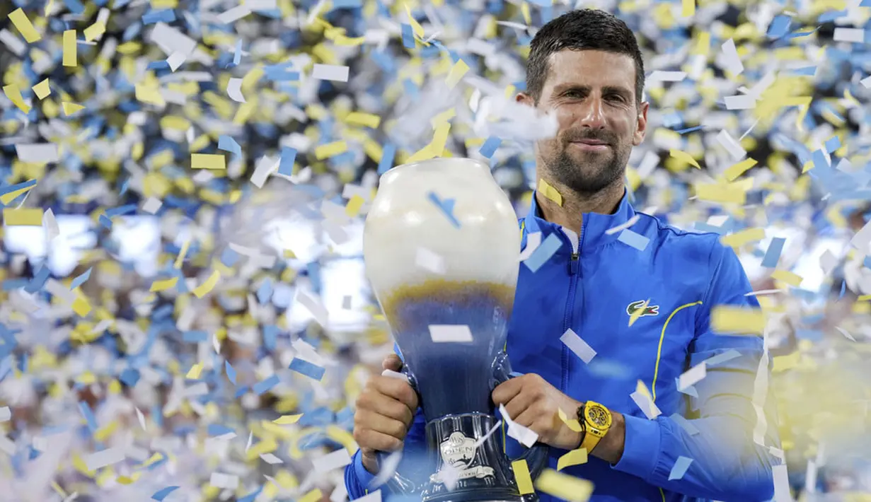 Petenis asal Serbia Novak Djokovic memegang trofi saat selebrasi menjuarai ATP Cincinnati Open 2023 dengan mengalahkan petenis asal Spanyol Carlos Alcaraz pada laga final di Mason, Ohio (20/8/2023). Djokovic menang dalam laga sengit 5-7, 7-6(9/7), 7-6(7/4). (AP Photo/Aaron Doster)