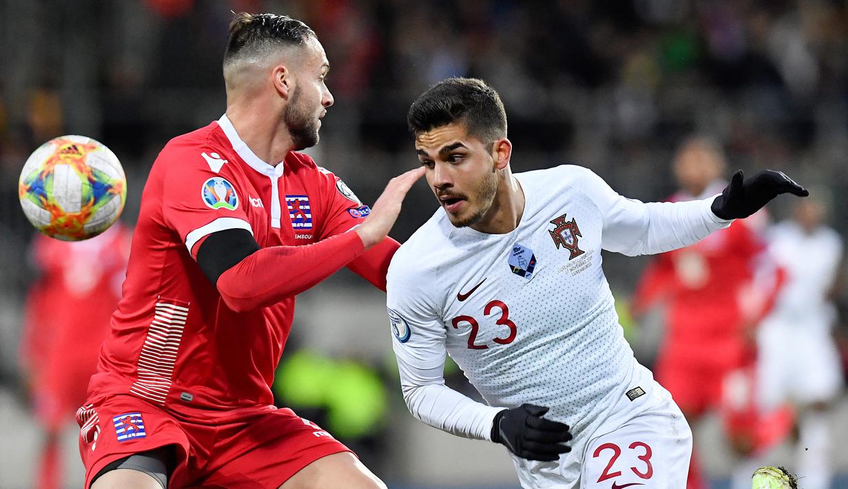 Andre Silva. Striker Eintracht Farnkfurt berusia 25 tahun ini sukses mencetak 28 gol musim ini yang merupakan rekor baru klub. Ia juga menjadi bagian skuat Portugal saat sukses meraih trofi Euro 2016 lalu. (AFP/John Thys)