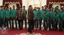 Presiden Jokowi mengajak punggawa Timnas Indonesia beserta tim sukses piala AFF untuk makan siang bersama di Istana Merdeka, Jakarta, Senin (19/12). Presiden Jokowi didampingi oleh Menpora Imam Nahrawi. (Liputan6.com/Faizal Fanani)