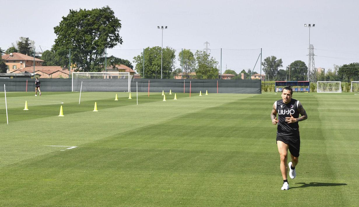 Pemain Bologna, Federico Santander, melakukan latihan di Bologna (5/5/2020). Sejumlah klub menggelar latihan jelang bergulirnya kembali liga-liga di Eropa. (AP/Massimo Paolone)