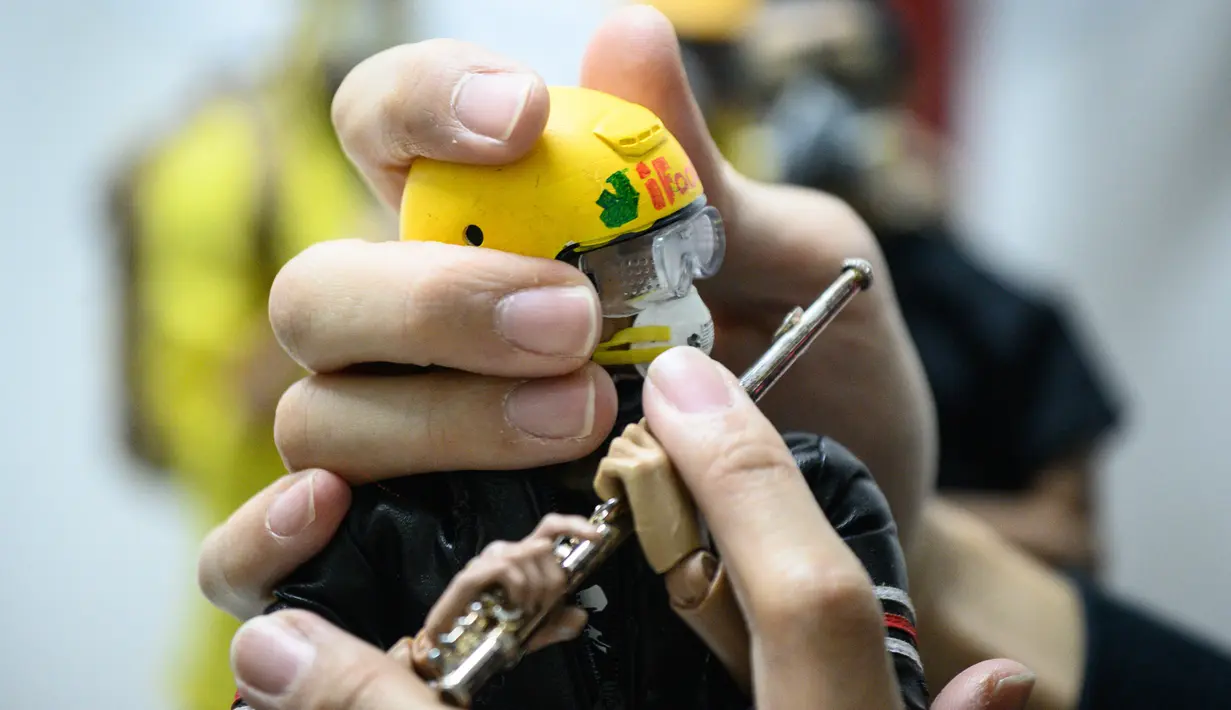 Action figure karakter pemrotes pro-demokrasi Hong Kong bermain seruling terpajang di sebuah etalase toko di Hong Kong (14/1/2020). (AFP Photo/Philip Fong)