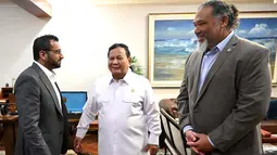 Presiden Indonesia Prabowo Subianto berbincang dengan Direktur Biro Investigasi Federal AS (FBI) Kash Patel selama pertemuan mereka di kediaman Prabowo di Kertanegara. Jakarta, Rabu malam (22/07/2026). (AFP/ Istana Kepresidenan RI)