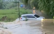 Detik-Detik Mobil Nekat Terobos Banjir Bekasi Malah Terseret Arus Sampai ke Tengah Sungai, Begini Nasib Sopirnya