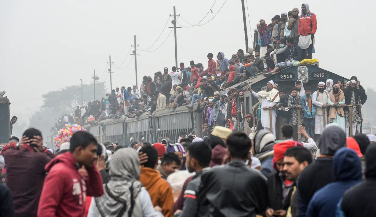 Muslim Bangladesh dengan menggunakan kereta tiba untuk ambil bagian dalam Akheri Munajat (doa terakhir) selama pertemuan Muslim tahunan 'Biswa Ijtema' di Tongi, utara Dhaka, Minggu (12/1/2020). Bishwa Ijtema merupakan pertemuan gerakan Jamaah Tabligh Islam tahunan. (MUNIR UZ ZAMAN/AFP)