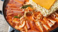 Budae jjigae, salah satu makanan khas Korea yang bisa dibuat dengan berbagai bahan sisa yang ada di kulkas. (Foto: Beyond Kimchee)